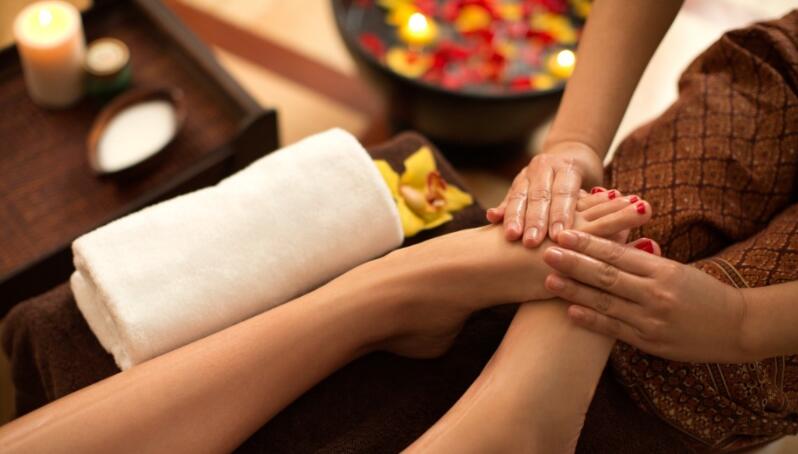 深夜的桑拿房，是都市男人最后的避风港